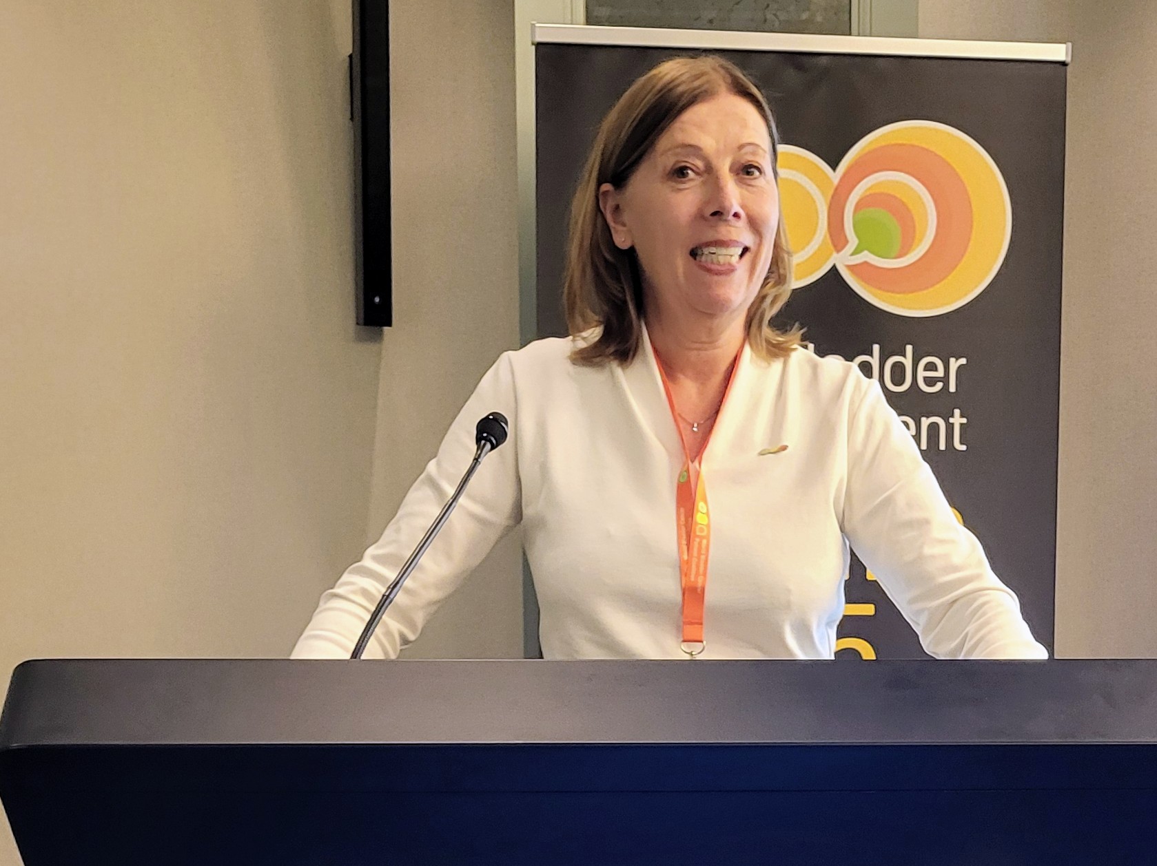 Pasientrepresentant Anita Eik Roland står på et podium og snakker.