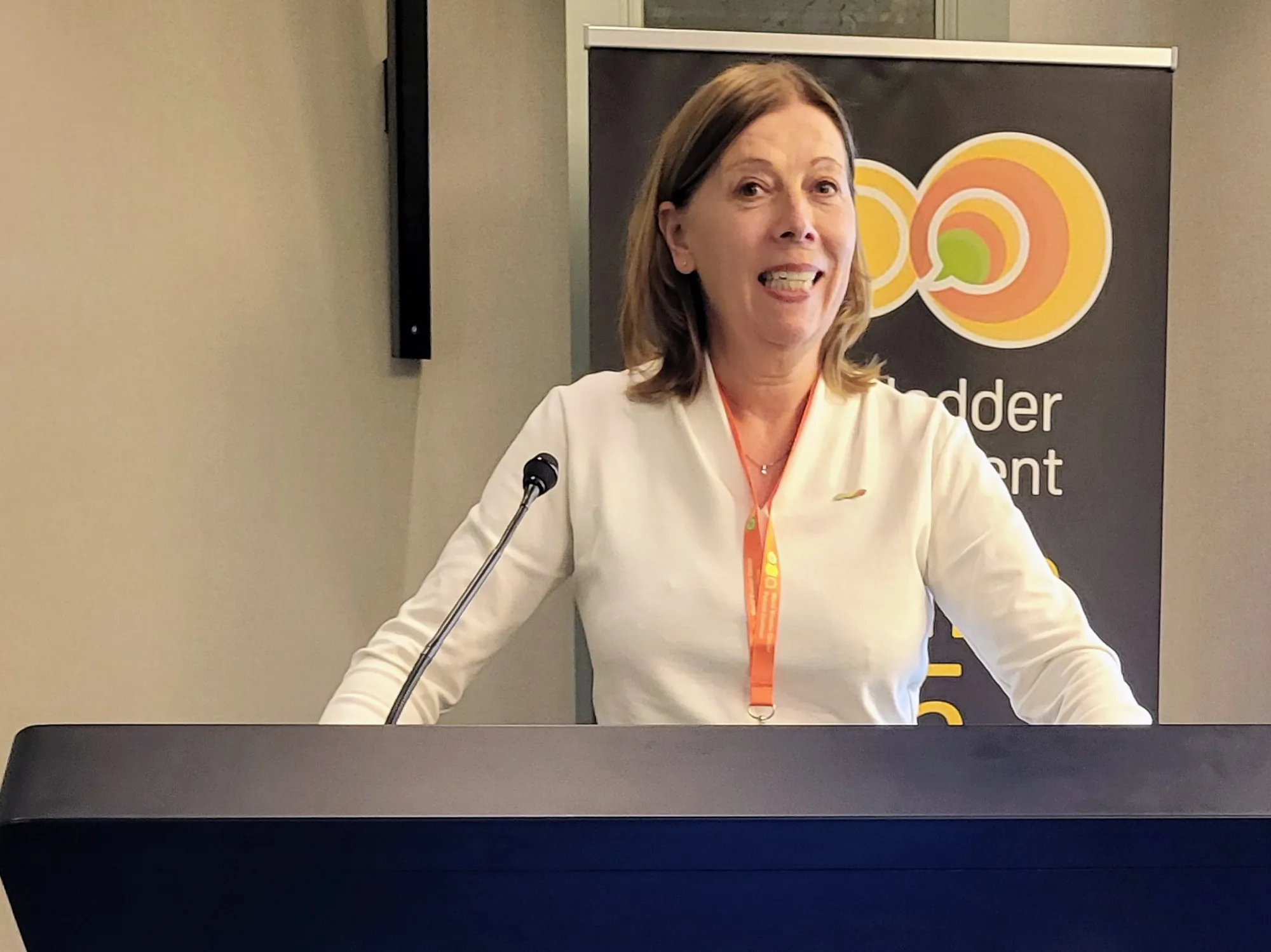 Pasientrepresentant Anita Eik Roland står på et podium og snakker.