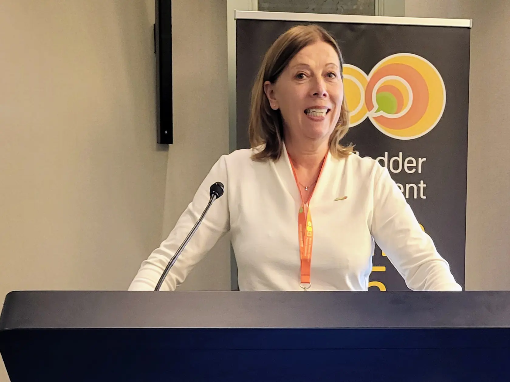 Pasientrepresentant Anita Eik Roland står på et podium og snakker.