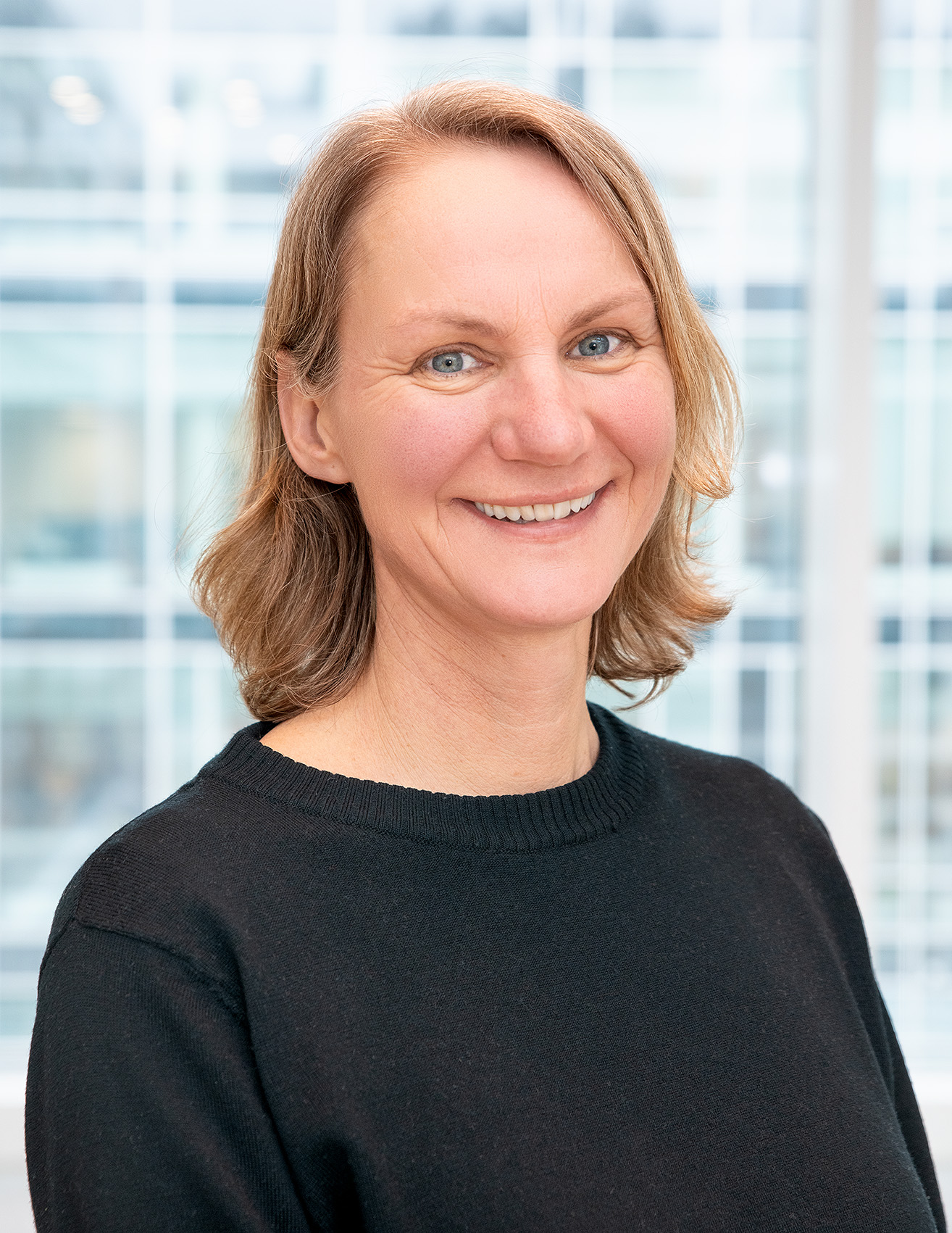 Portrettbilde av Hanne Cathrine Lie som smiler til kameraet.