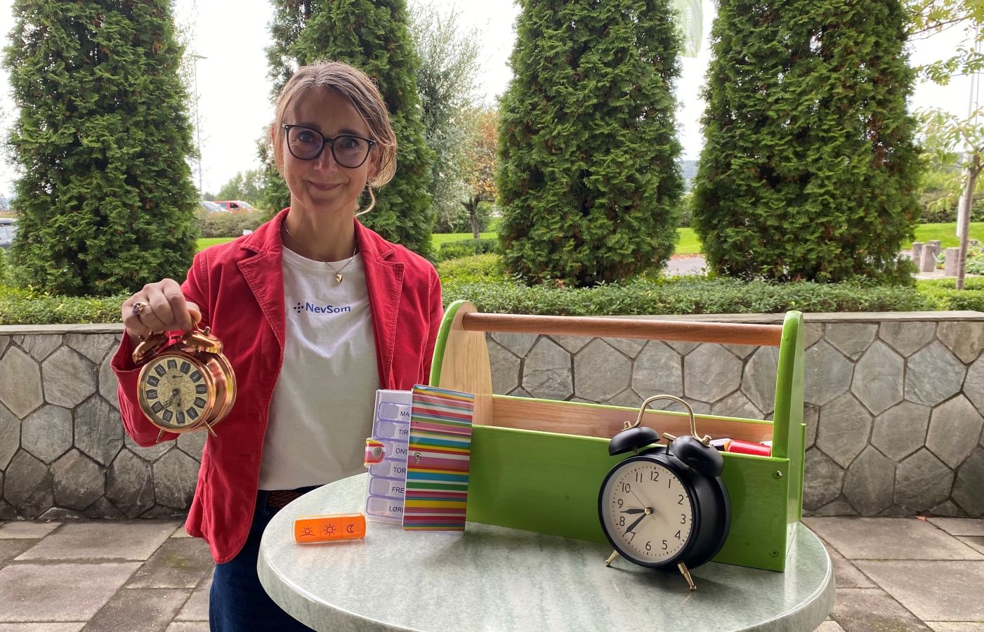 En person som står ved siden av en klokke