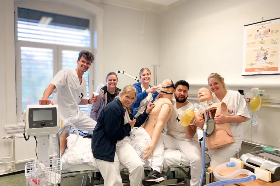 En gruppe mennesker som poserer for et bilde