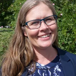 En person som smiler til kameraet