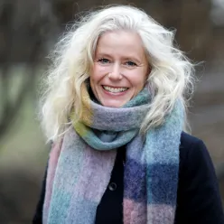 En kvinne med et skjerf rundt halsen