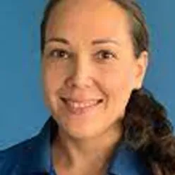 Et nærbilde av en person som smiler