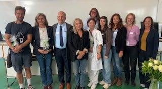 En gruppe mennesker som poserer for et bilde