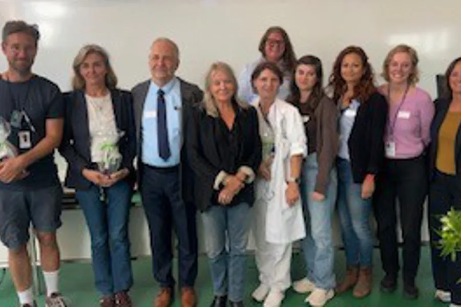 En gruppe mennesker som poserer for et bilde