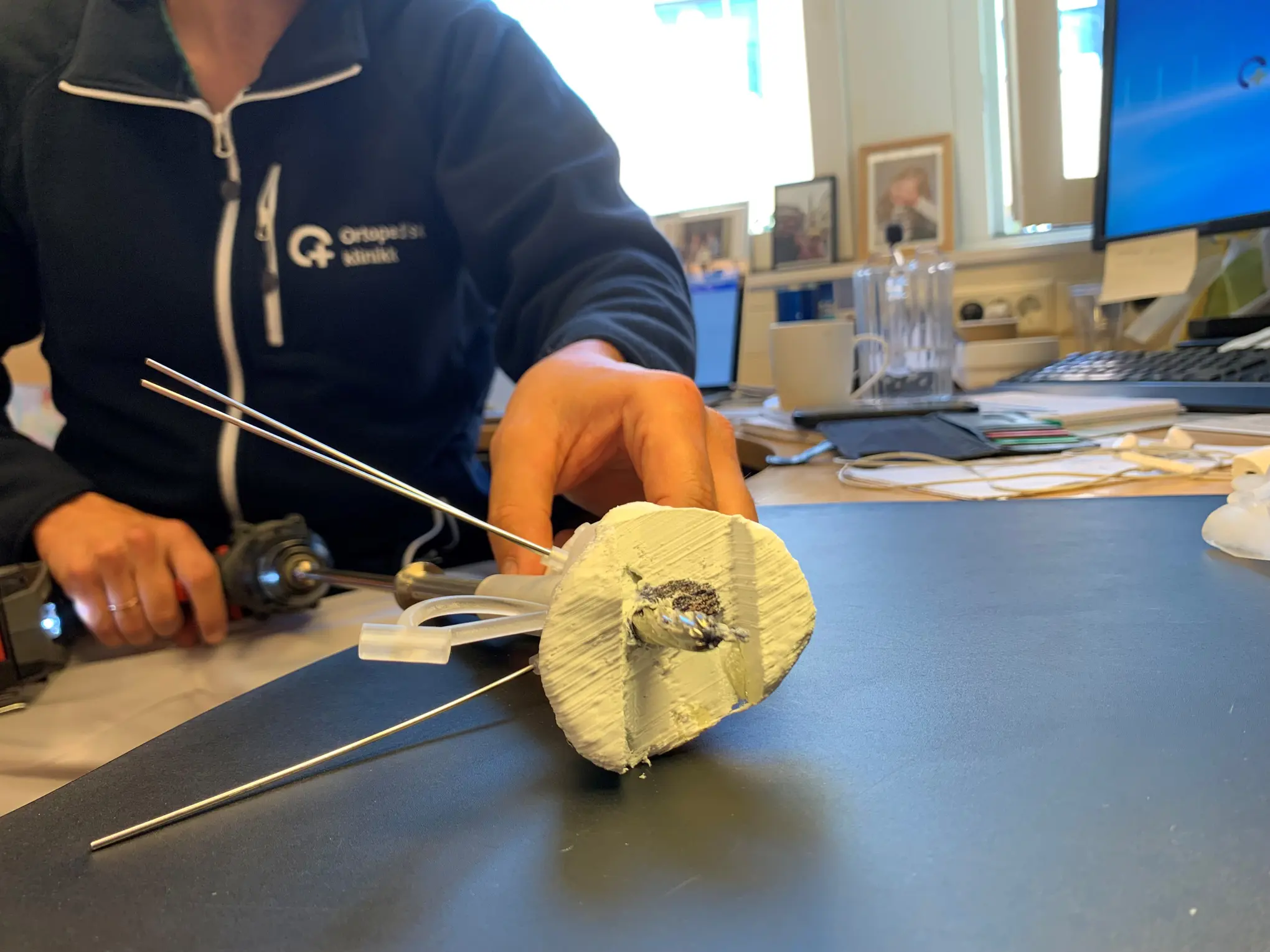 En person som viser 3D guide