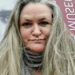 En mann med langt hår