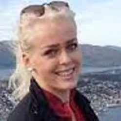 En mann som smiler til kameraet