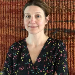 En person med armene krysset