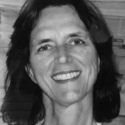 En kvinne som smiler til kameraet