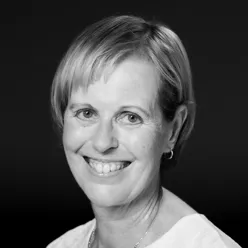 En mann som smiler til kameraet