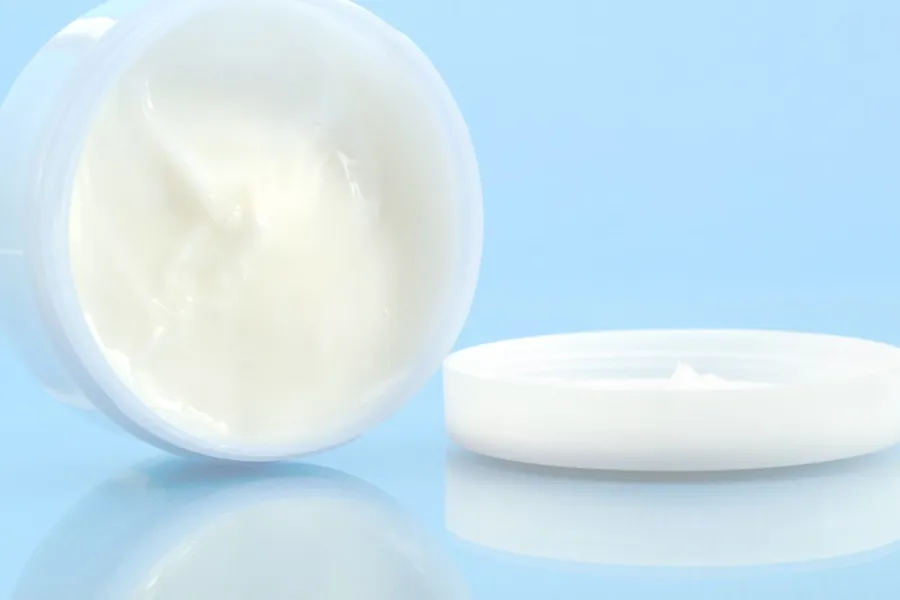 En hvit bolle og en hvit bolle