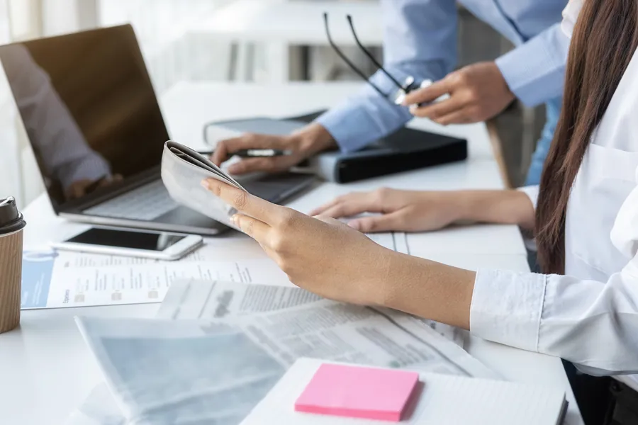 Noen få personer som jobber på en bærbar datamaskin