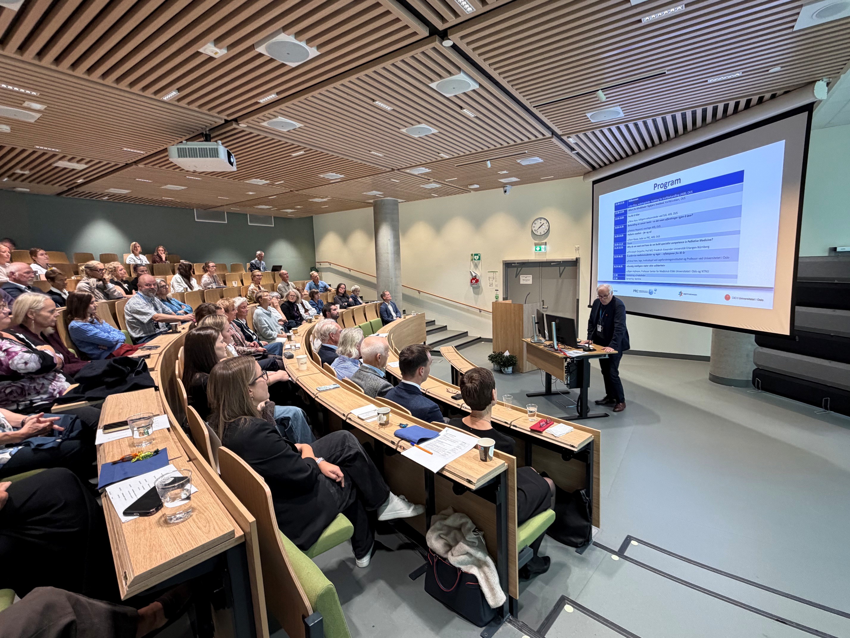 En person som holder en presentasjon for en gruppe mennesker