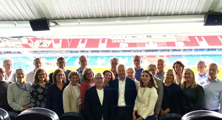 En gruppe mennesker som poserer for et bilde