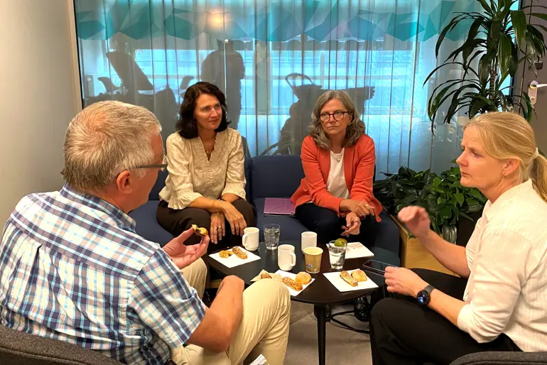 En gruppe mennesker som sitter rundt et bord