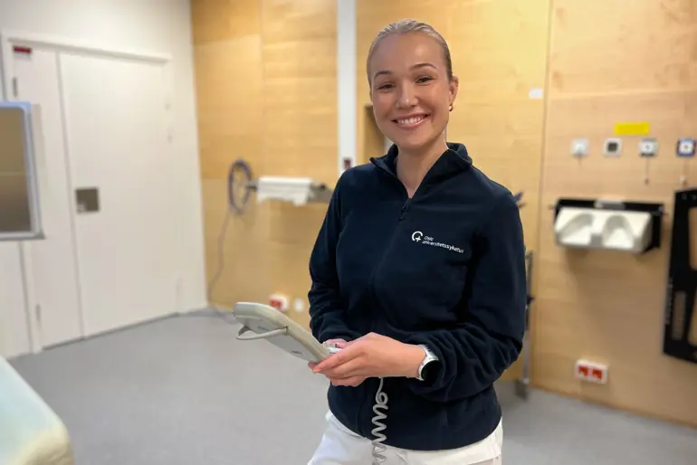 En kvinne som holder et stykke papir