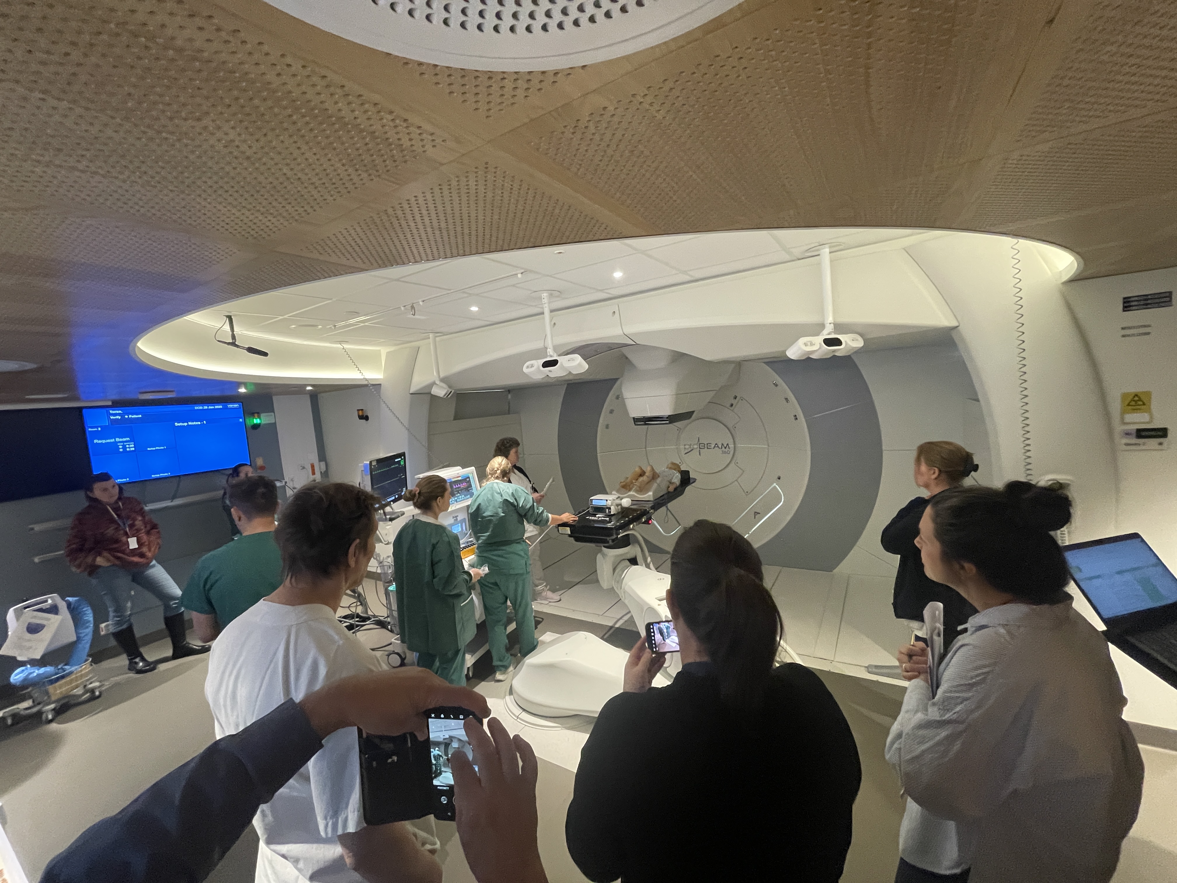 En gruppe mennesker i tester protonmaskinen på Radiumhospitalet for første gang