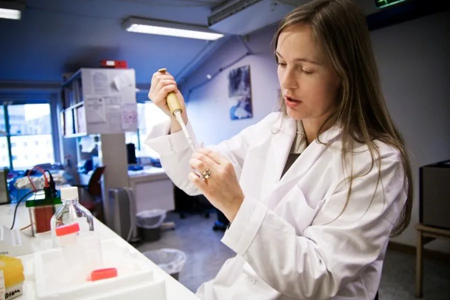 En person som holder en kniv