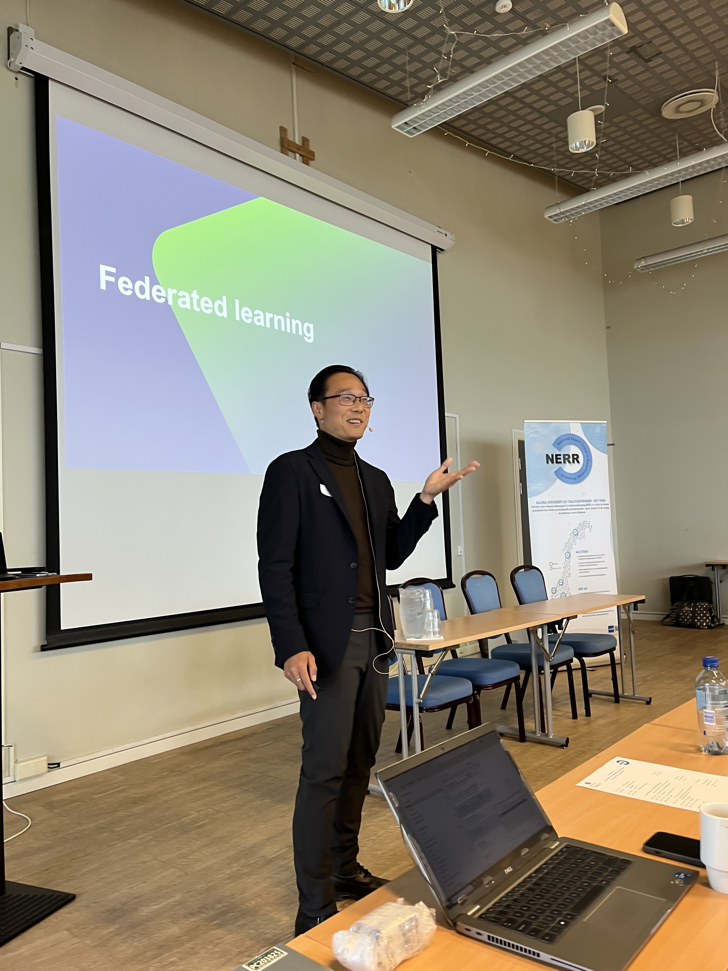 Leonard Wee som holder en presentasjon