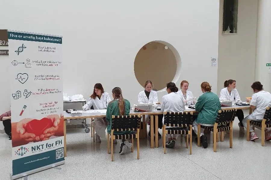 En gruppe mennesker som sitter ved bord