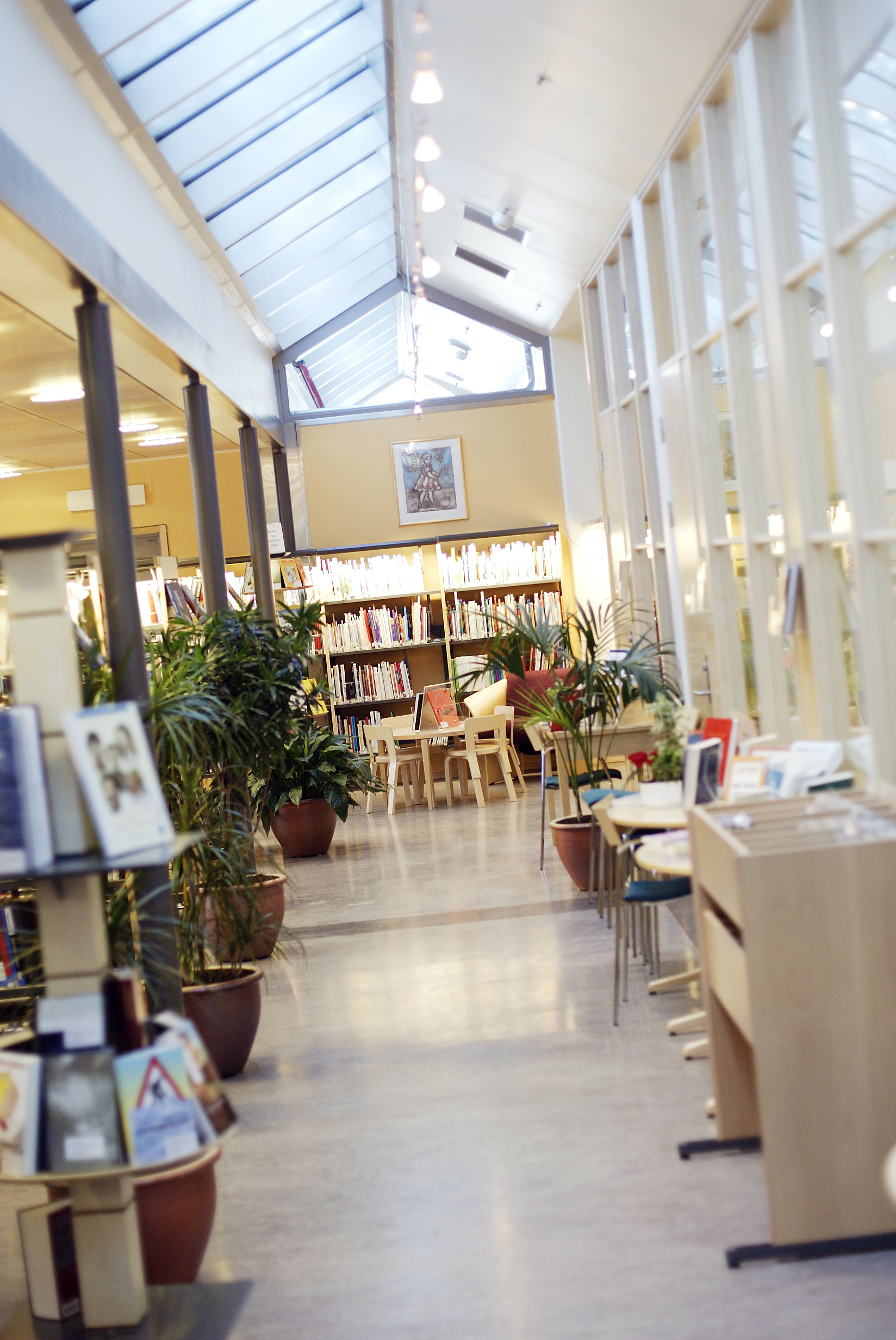 Et bibliotek med mange bokhyller