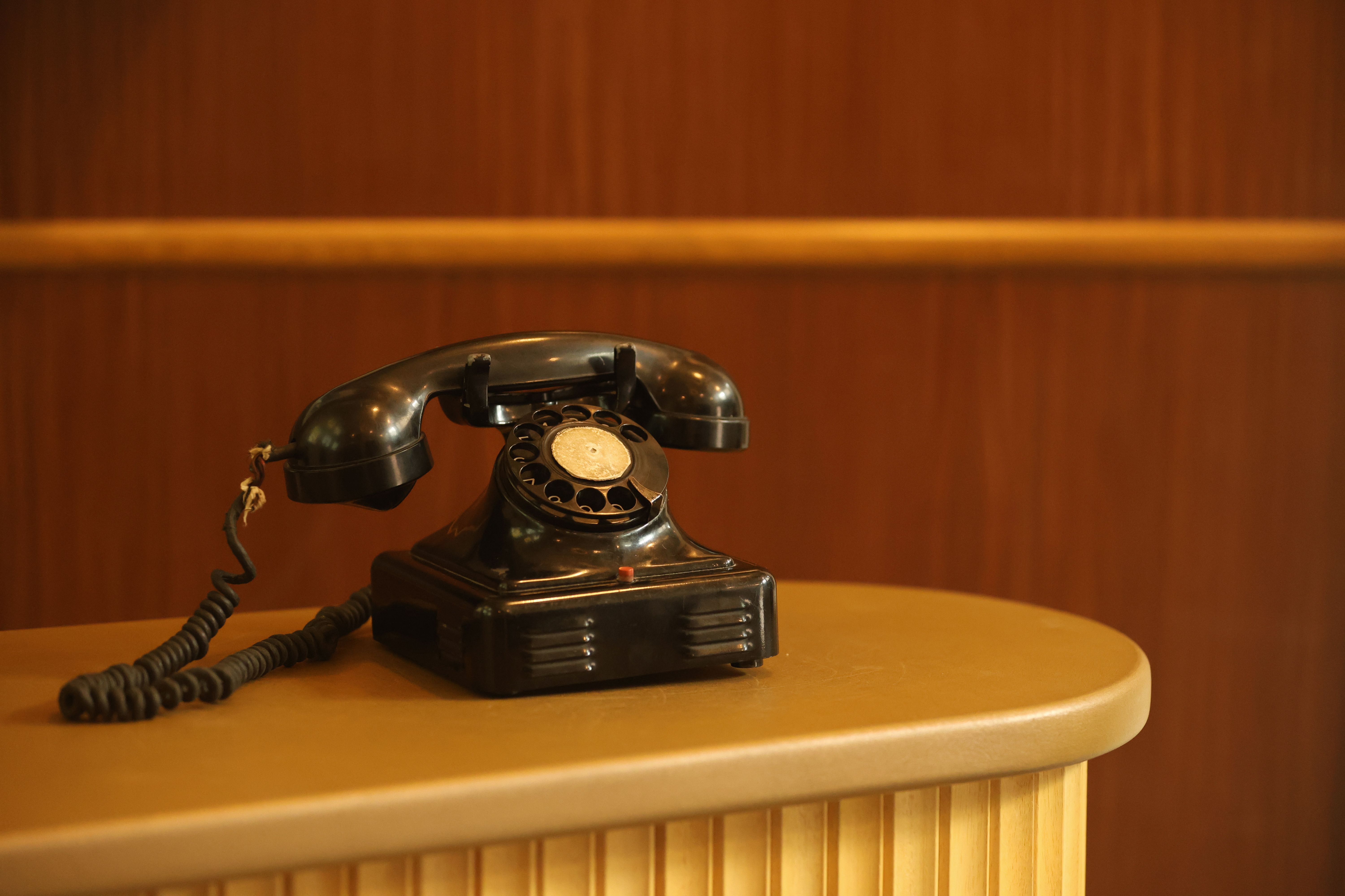 En telefon på et bord