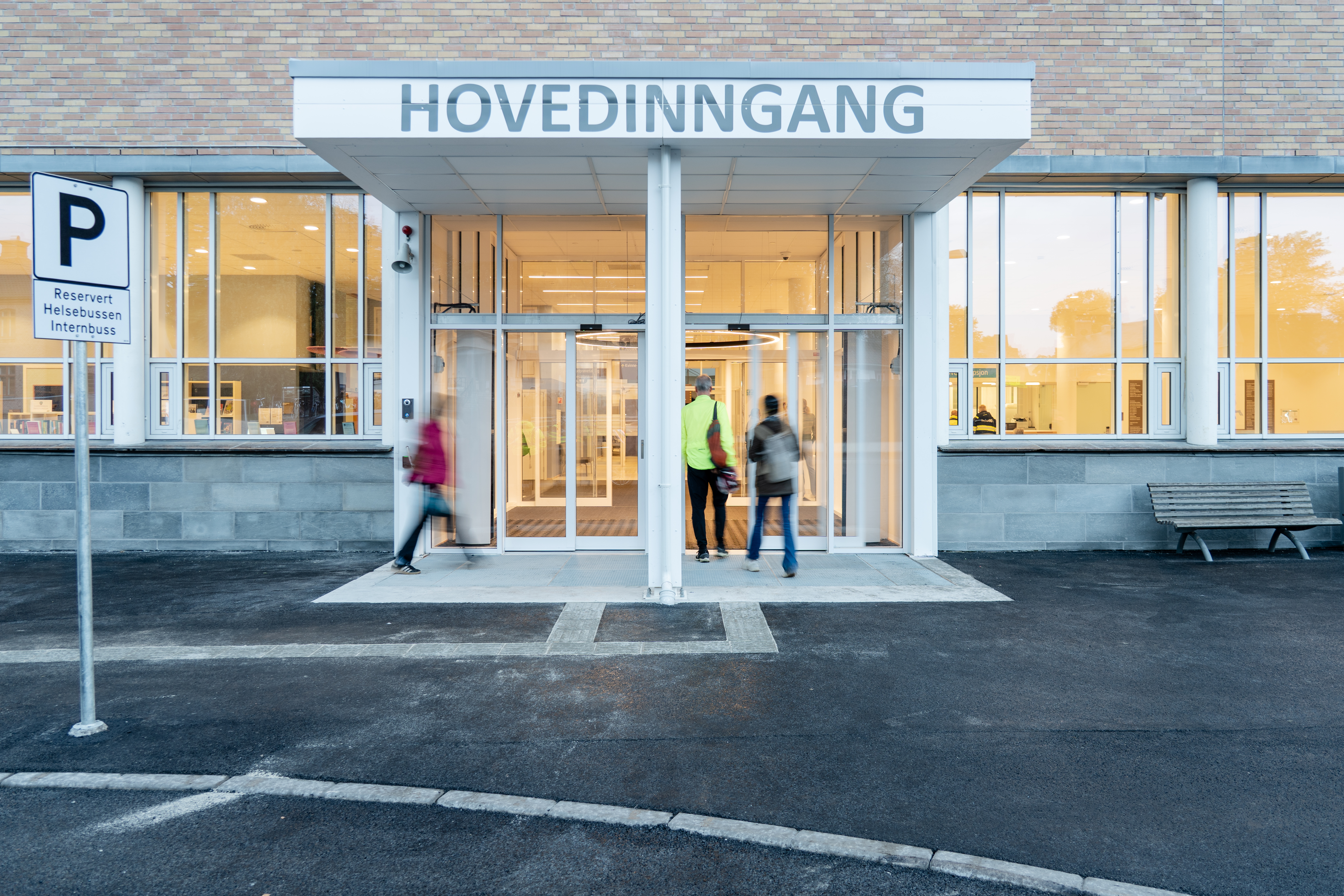 Hovedinngangen på Rikshospitalet sett fra utsiden