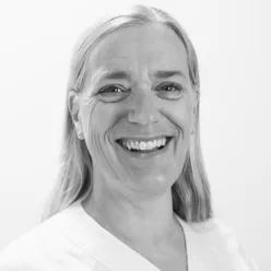 En kvinne som smiler til kameraet