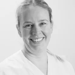Et nærbilde av en person som smiler