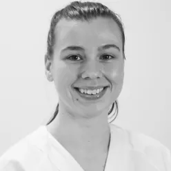 En mann som smiler til kameraet