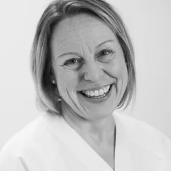 En kvinne som smiler til kameraet