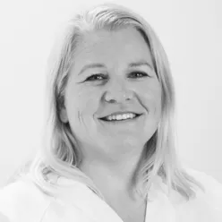En kvinne som smiler til kameraet