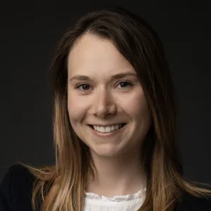 En kvinne som smiler til kameraet