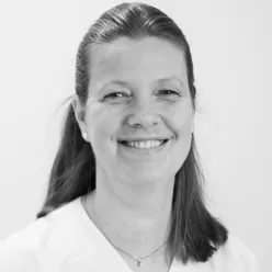 En person som smiler til kameraet