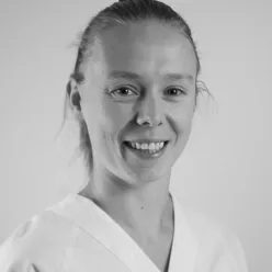 En person som smiler til kameraet