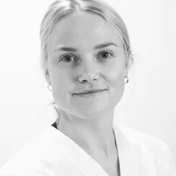 En person med kort hår