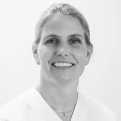 En mann som smiler til kameraet