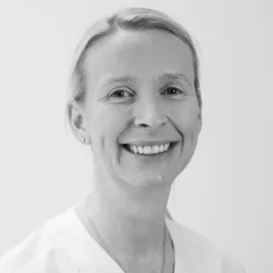 Et nærbilde av en mann som smiler