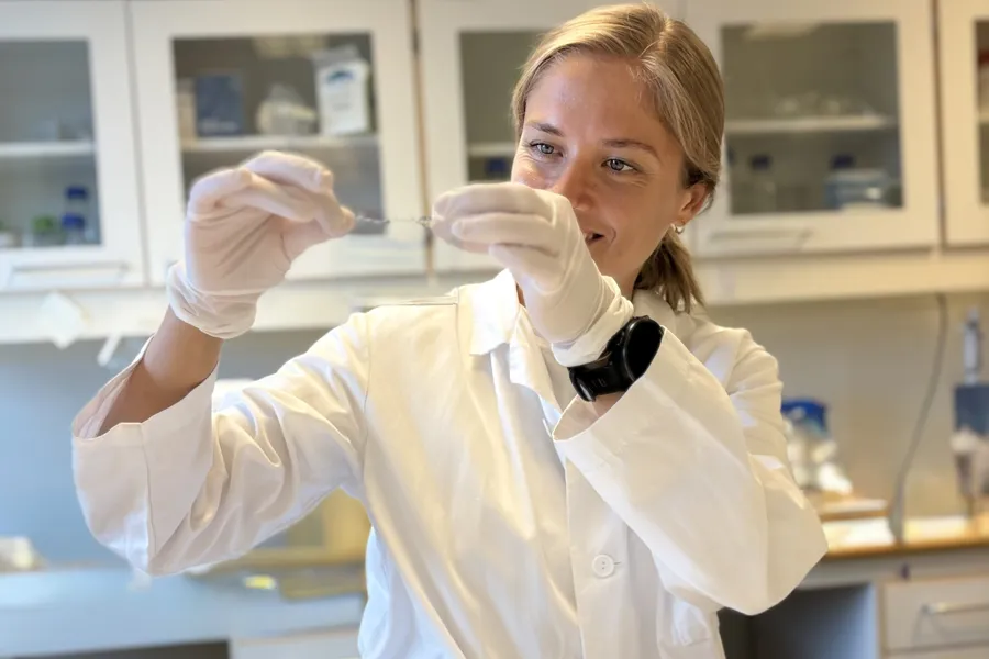 En person iført en hvit laboratoriefrakk