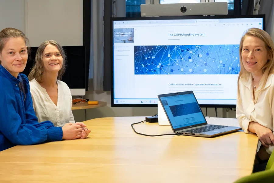 Tre kvinnelige fagpersoner foran en skjerm