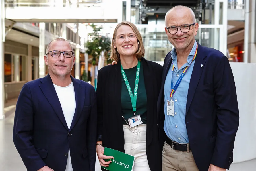 En gruppe mennesker som poserer for et bilde