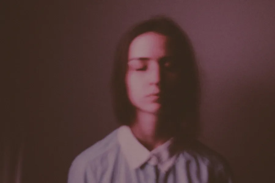 Et blurry foto av en dame