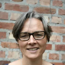 En kvinnelig ansatt