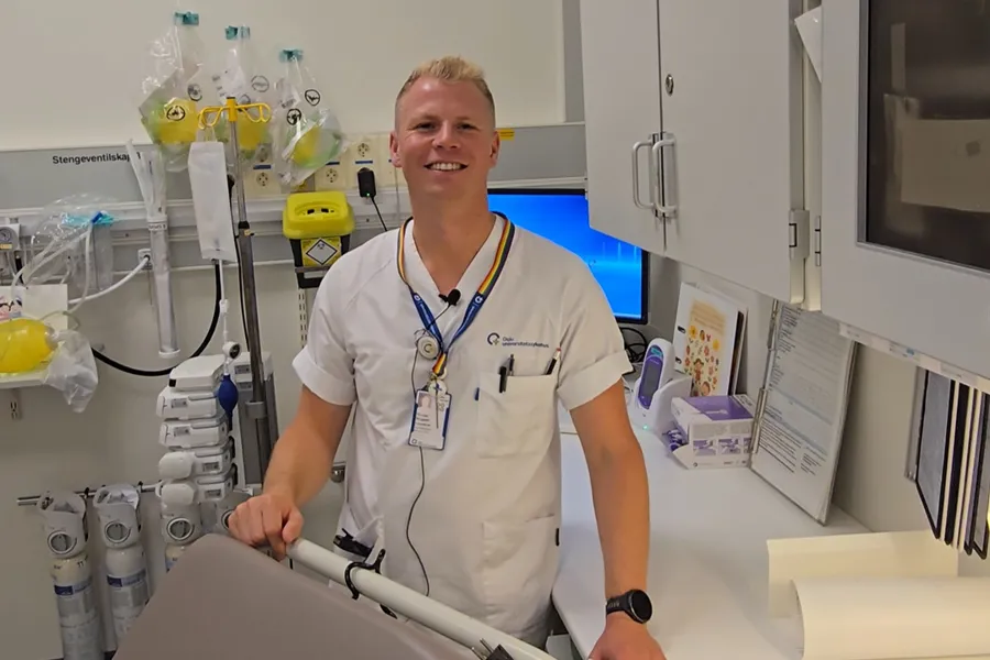 En mann iført hvit skjorte og snor som står i et laboratorium