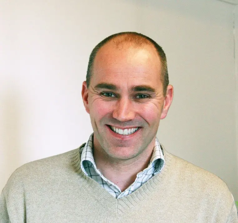 En person som smiler til kameraet