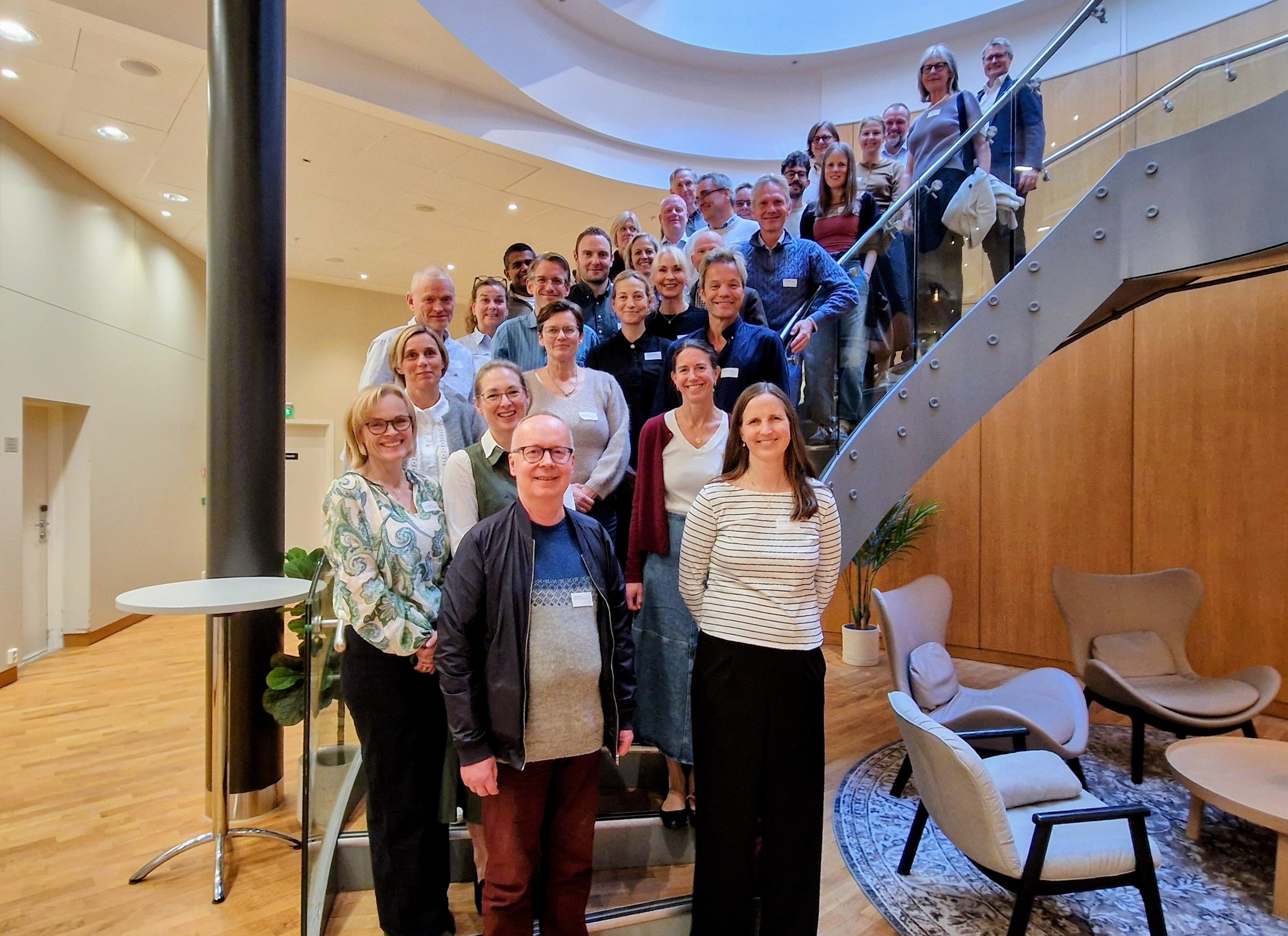 En gruppe mennesker som poserer for et bilde