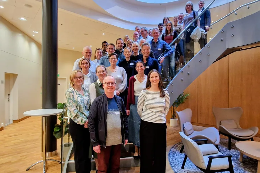 En gruppe mennesker som poserer for et bilde